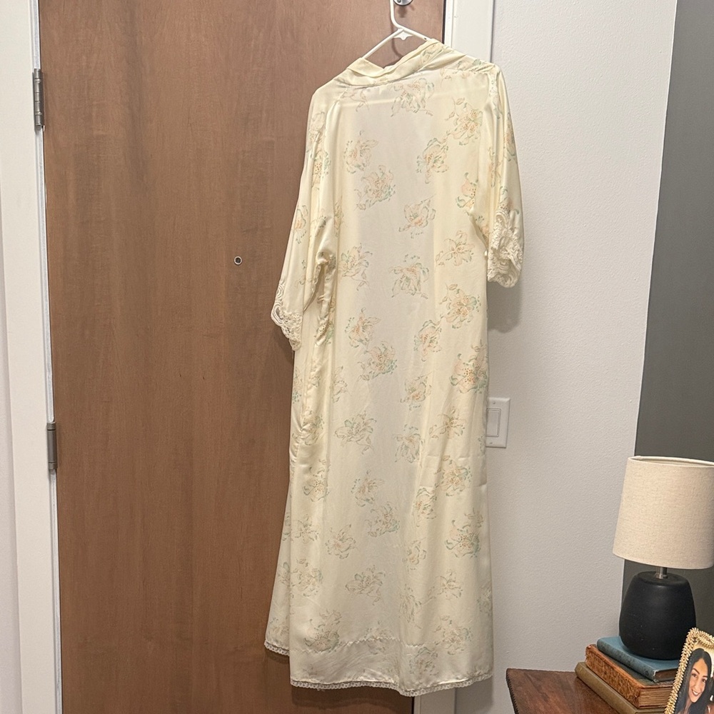 Cream Floral Robe - Picture 3 of 3